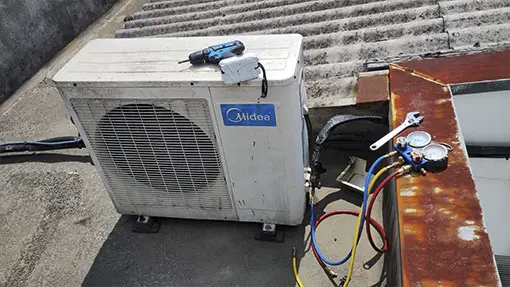 Técnico da Oficina do Ar executando serviços de elétrica residencial e comercial em São Paulo
