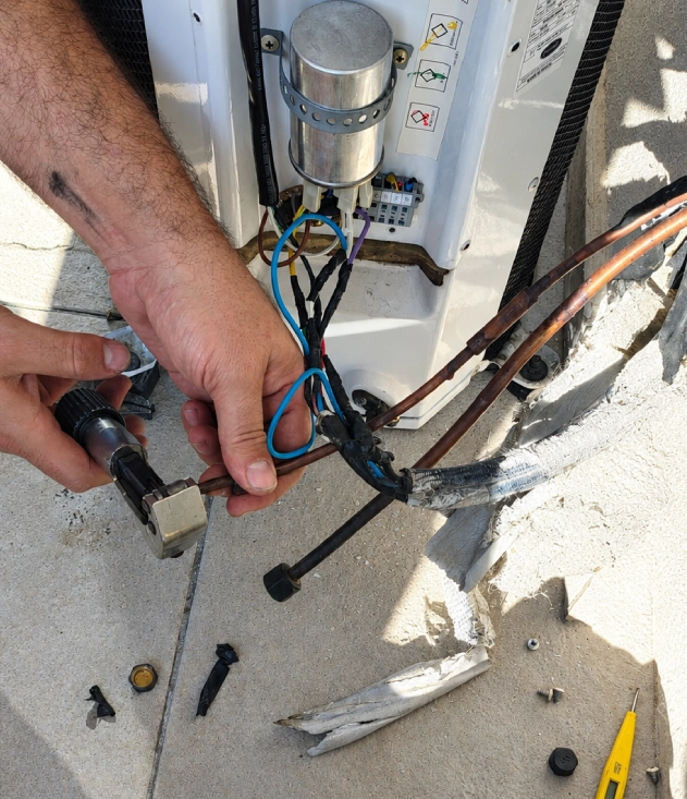 Manutenção de ar-condicionado com medição de pressão e carga de gás refrigerante em São Paulo